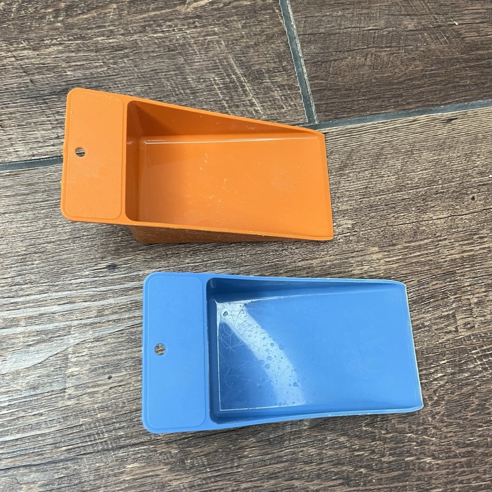 Tupperware flat wedge scoop Vintage Orange & Blue